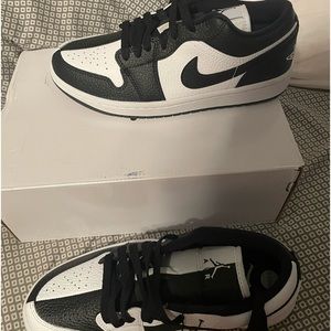 Black and white jordan one low size 7.5 in women